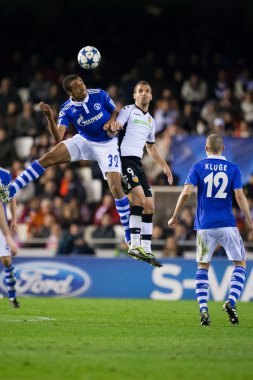 Joel Matip (L) ve Roberto Soldado (R) eylem