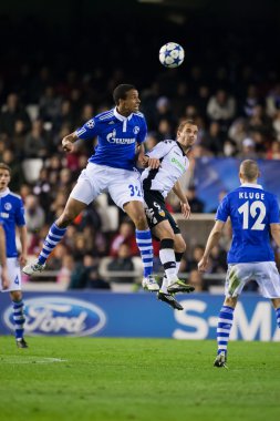 Joel Matip (L) ve Roberto Soldado (R) eylem
