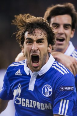 Raul Gonzalez bir gol kutluyor