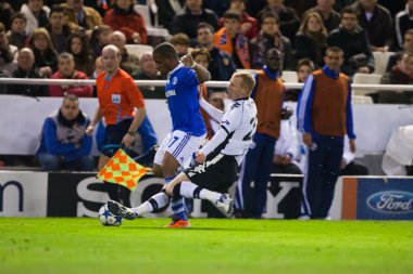 Jefferson Farfan (L) ve Jeremy Mathieu (R) eylem