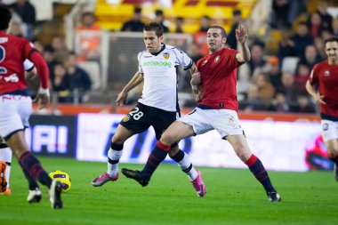 Jordi Alba (L) ve Walter Gerardo Pandiani (R bir top için mücadele)