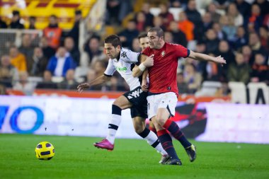 Jordi Alba (L) ve Walter Gerardo Pandiani (R bir top için mücadele)