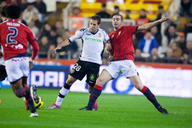 Jordi Alba (L) ve Walter Gerardo Pandiani (R bir top için mücadele)