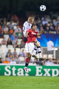Nani ve Jeremy Mathieu bir top için mücadele
