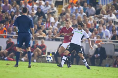 Alejandro Dominguez (R) ve Nemanja Vidic (L) oyun sırasında