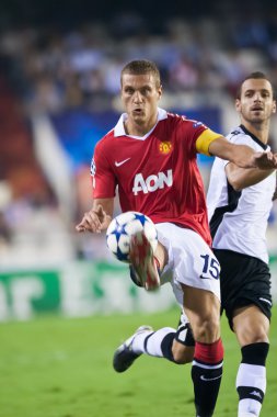 Nemanja Vidic bir top ve oyun sırasında Roberto Soldado ile