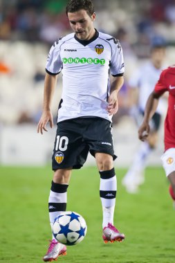 Juan Manuel Mata bir top ile