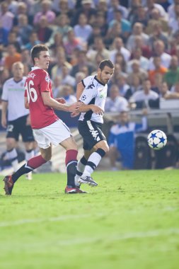 Roberto Soldado (R) ve Michael Carrick (L) oyun sırasında