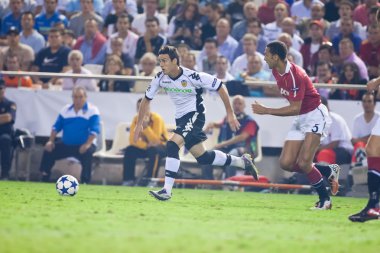 Aritz Aduriz (L) ve Rio Ferdinand (R) oyun sırasında