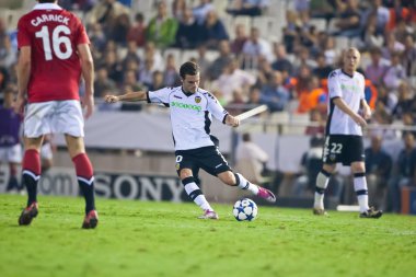 Juan Manuel Mata (C) bir top, Michael Carrick (L) ve Jeremy Mathieu (R) oyun sırasında