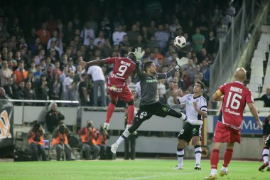 Pierre Webo ve kaleci Miguel Angel Moya eylem oyun sırasında