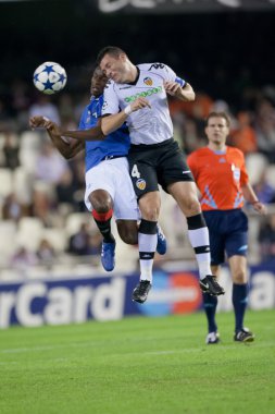 David Navarro (R) ve Maurice Edu (L) bir top için mücadele ediyorlar