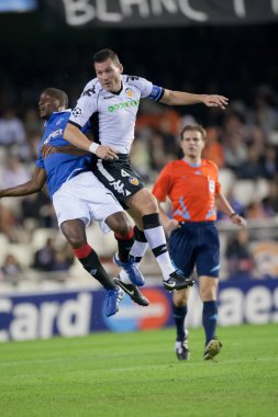 David Navarro (R) ve Maurice Edu (L) bir top için mücadele ediyorlar