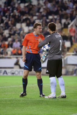 Hakem Felix Brych (L) ve kaleci Cesar Sanchez (R) oyun sırasında