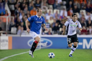 Steven Whittaker (L) bir top ve oyun sırasında hiç Maximiliano Banega (R) ile