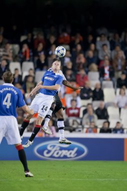 Steven Naismith ve hava topu için mücadele Miguel