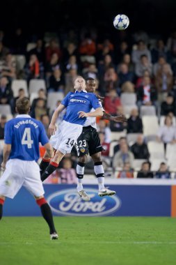 Steven Naismith ve hava topu için mücadele Miguel