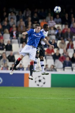 Miguel ve Kirk Broadfoot bir top için mücadele