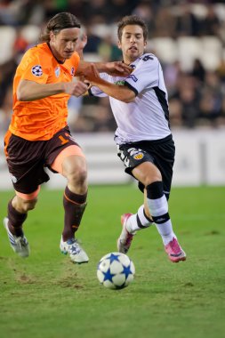 Gustav Svensson (L) ve Jordi Alba (R) eylem