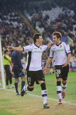 Aritz Aduriz (L) ve Jordi Alba (R) bir hedef kutlamak