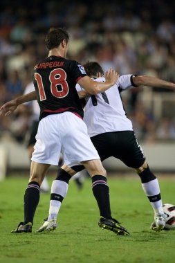 Carlos Gurpegi (L) ve Roberto Soldado (R) oyun sırasında