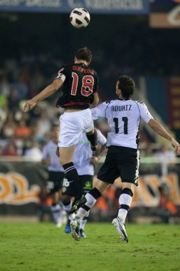 Carlos Gurpegi (L) ve eylem: Aritz Aduriz (R)