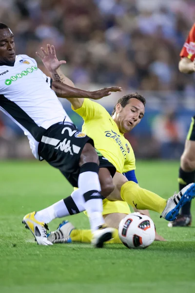 Miguel (L) とアクションで Santiago Cazorla (R) — ストック写真