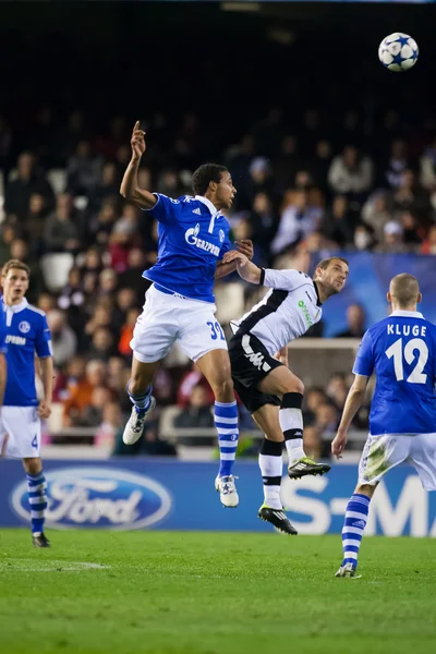 Joel Matip (L) and Roberto Soldado (R) in action — Stock Photo, Image