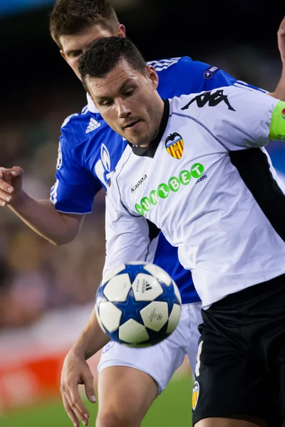 David Navarro com uma bola e Klaas-Jan Huntelaar (B ) — Fotografia de Stock