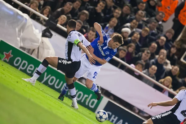 David Navarro (L) och Klaas-Jan Huntelaar (R) i aktion — Stockfoto