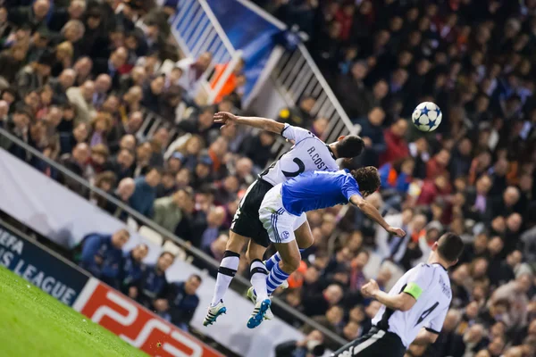 Ricardo Costa (L) se bat pour une balle — Photo