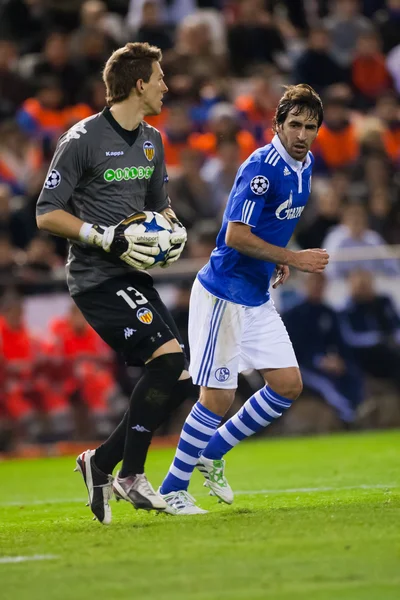 Kaleci Vicente Guaita (L) ve Raul Gonzalez (R) oyun sırasında — Stok fotoğraf