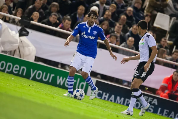 Raul Gonzalez (L) and Ricardo Costa (R) in action — Stock Photo, Image