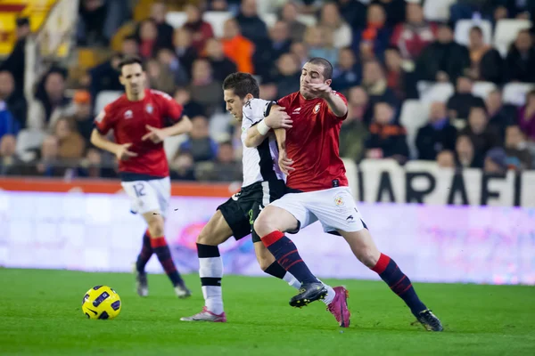 Jordi Alba (L) and  Walter Gerardo Pandiani (R) fighting for a ball — Stock Photo, Image