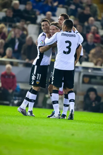 Aritz Aduriz (L), Marius Stankevicius (C), Alba och Hedwiges Maduro (R) fira göra mål — Stockfoto