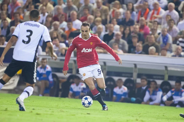 Dimitar Berbatov with a ball and Hedwiges Maduro during the game — Stock Photo, Image