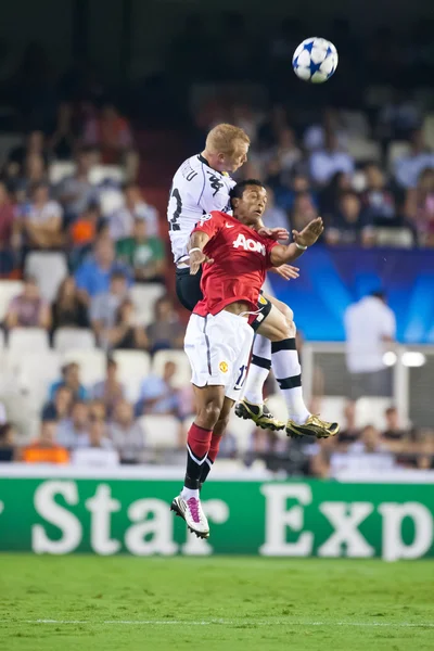 Nani och Jeremy Mathieu kämpar för en boll — Stockfoto