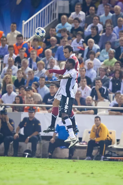 Dimitar Berbatov and Miguel fighting for a ball — Stock Photo, Image