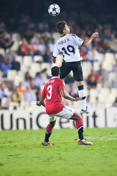 Patrice Evra (L) ve Pablo (R) oyun sırasında — Stok fotoğraf