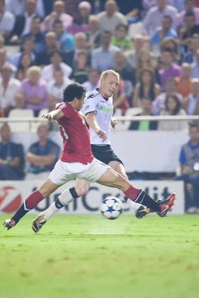 Jeremy Mathieu (R) e Rafael (L) em ação durante o jogo — Fotografia de Stock