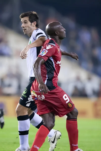 Pierre Webo (R) e David Albelda (L) durante o jogo — Fotografia de Stock