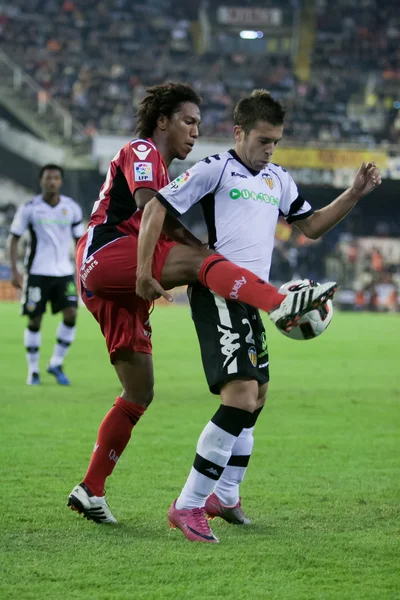 Jonathan De Guzman (L) och Jordi Alba (R) under spelet — Stockfoto