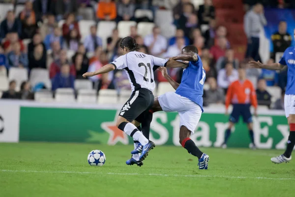 Ever Maximiliano Banega (L) and Maurice Edu (R) in action — Stock Photo, Image