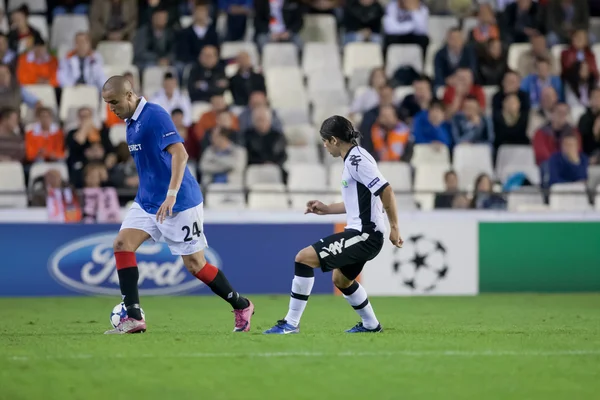 Madjid Bougherra (L) ve hiç Maximiliano Banega (R) oyun sırasında — Stok fotoğraf