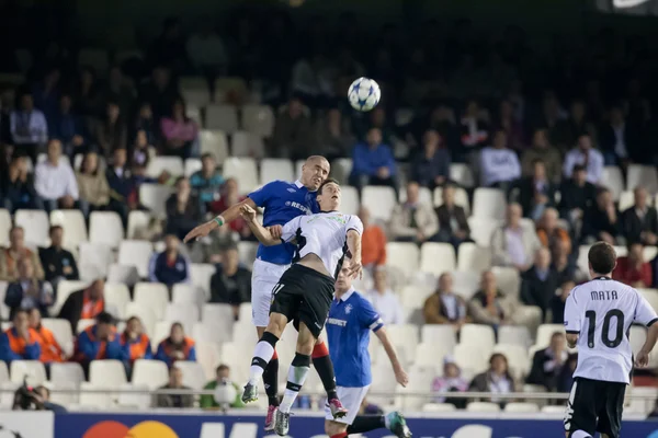 Madjid Bougherra (L) e Aritz Aduriz (R) lutam por uma bola — Fotografia de Stock