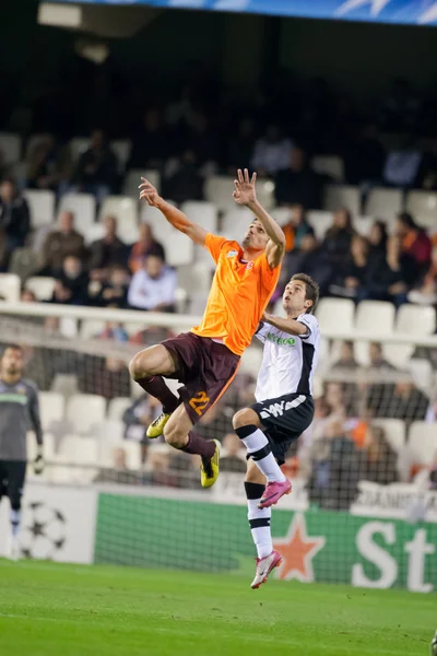 Turgay Bahadir (L) e Jordi Alba (R) durante o jogo — Fotografia de Stock