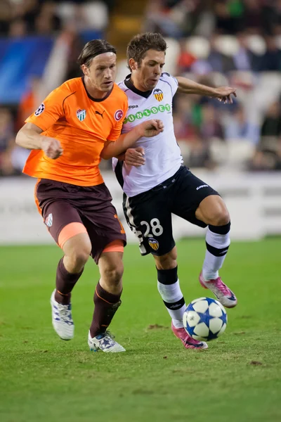 Gustav svensson (l) und jordi alba (r) in Aktion — Stockfoto