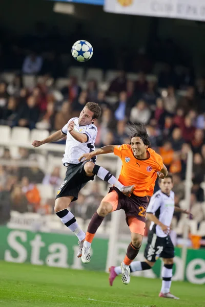 Mustafa Keceli (R) y Juan Manuel Mata (L) peleando por una pelota — Foto de Stock