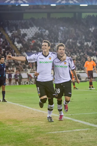 Aritz Aduriz (L) e Jordi Alba (R) celebrano un gol — Foto Stock