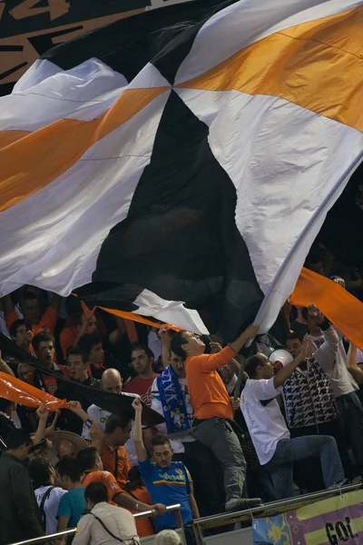 Abanicos con banderas durante el juego — Foto de Stock